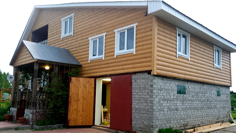 Отделка фасада блокхаусом с покраской
