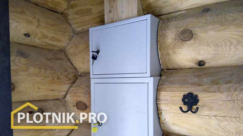 Установка щитка в срубе