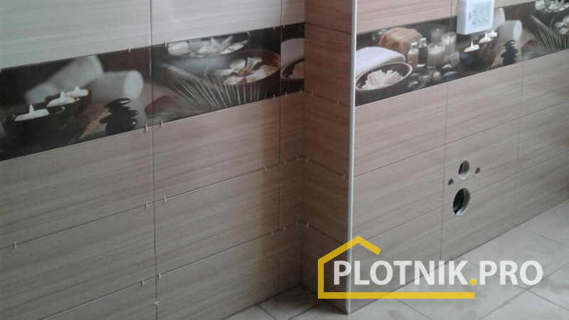 Укладка плитки на стены и пол в доме из оцилиндровки