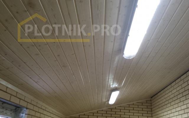 Зашивка потолка вагонкой сосна