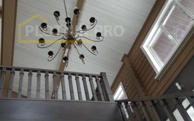 Отделка потолка деревом